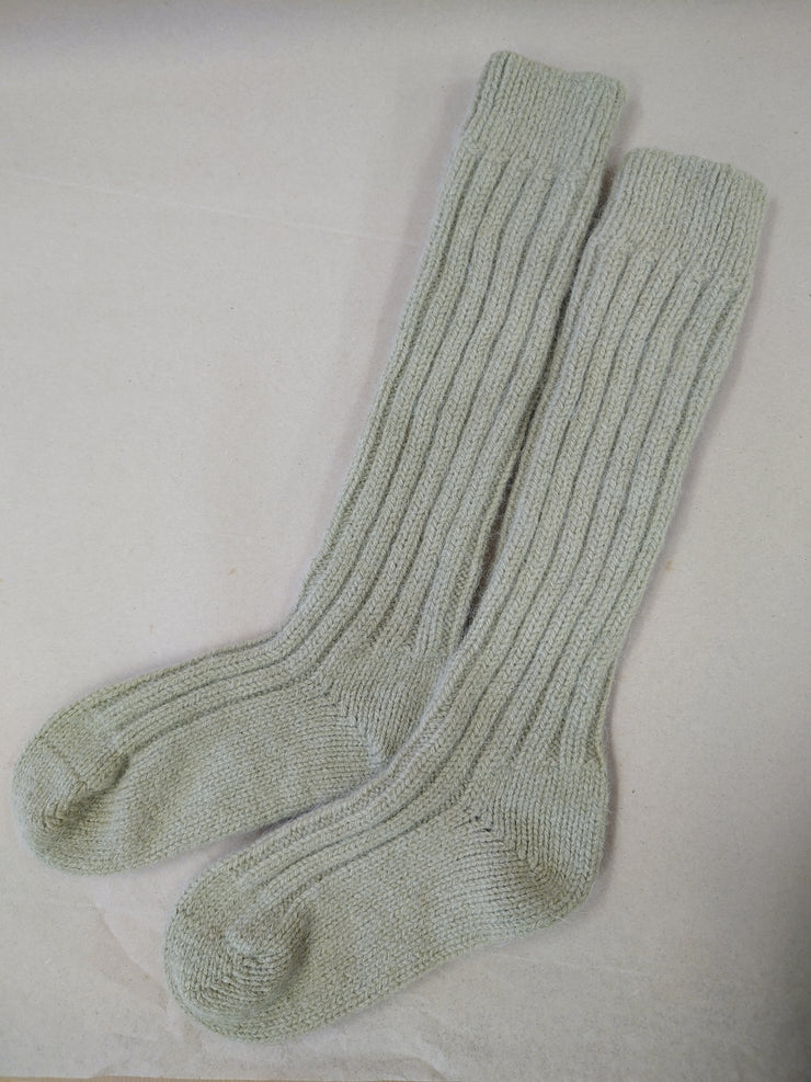 MARIA GRÜN LANG ~ Socke aus Wolle und Alpaka. Natürlich gefärbt