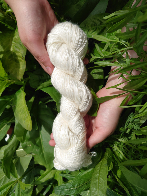 Síoda Bán (undyed) merino silk yarn