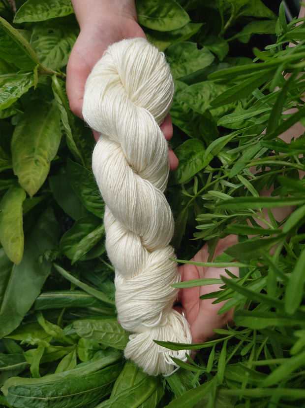 Turin Bán ~ Wool/Silk/Ramie yarn undyed