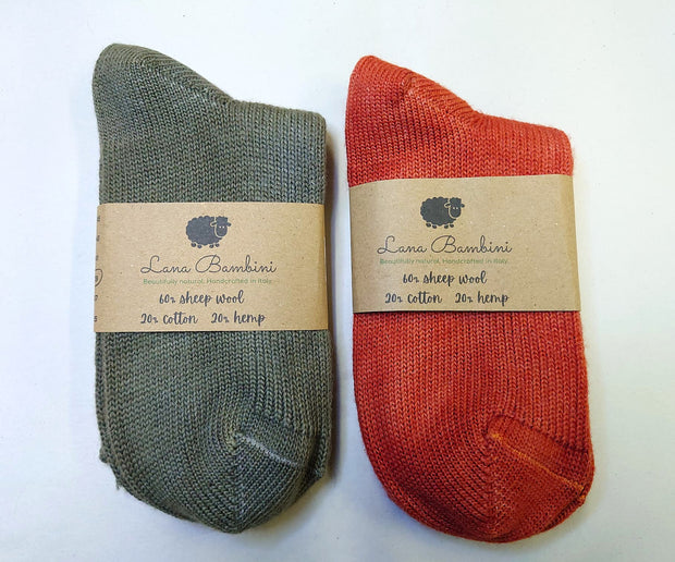 Wool socks with cotton and hemp in green and orange dyed with madder and weld